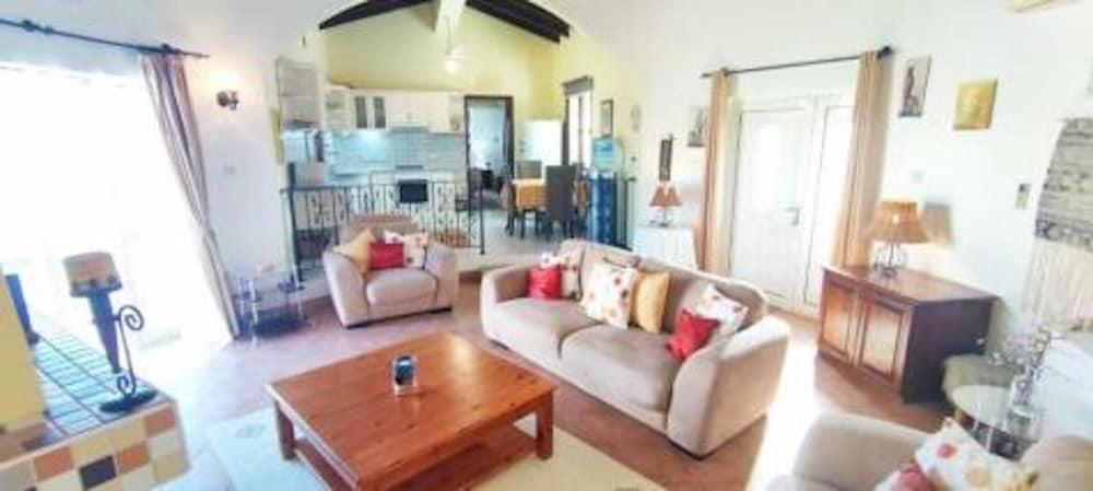 Villa - Private Pool, Free Parking & pet Friendly
