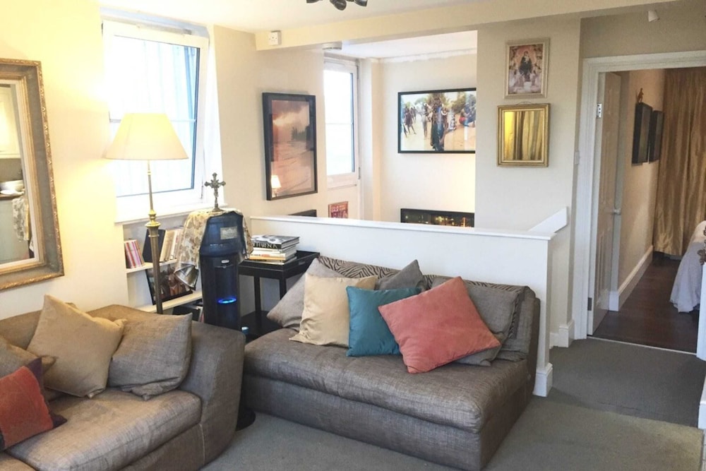 Lovely 2 Bedroom on the Corner of Portobello Road