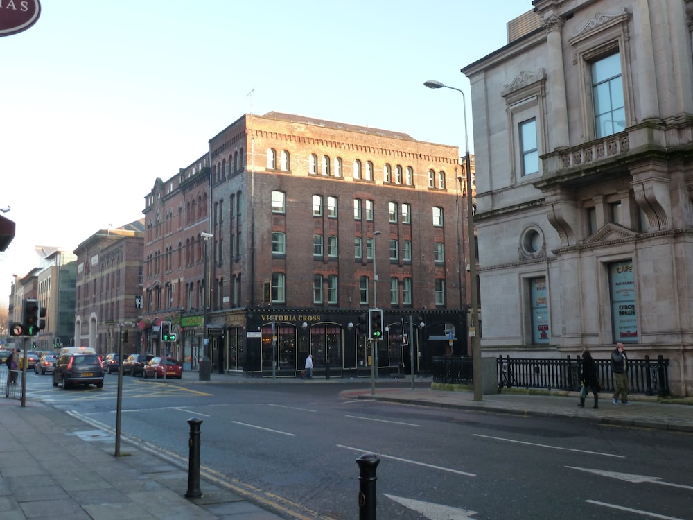 Base Serviced Apartments - Sir Thomas Street