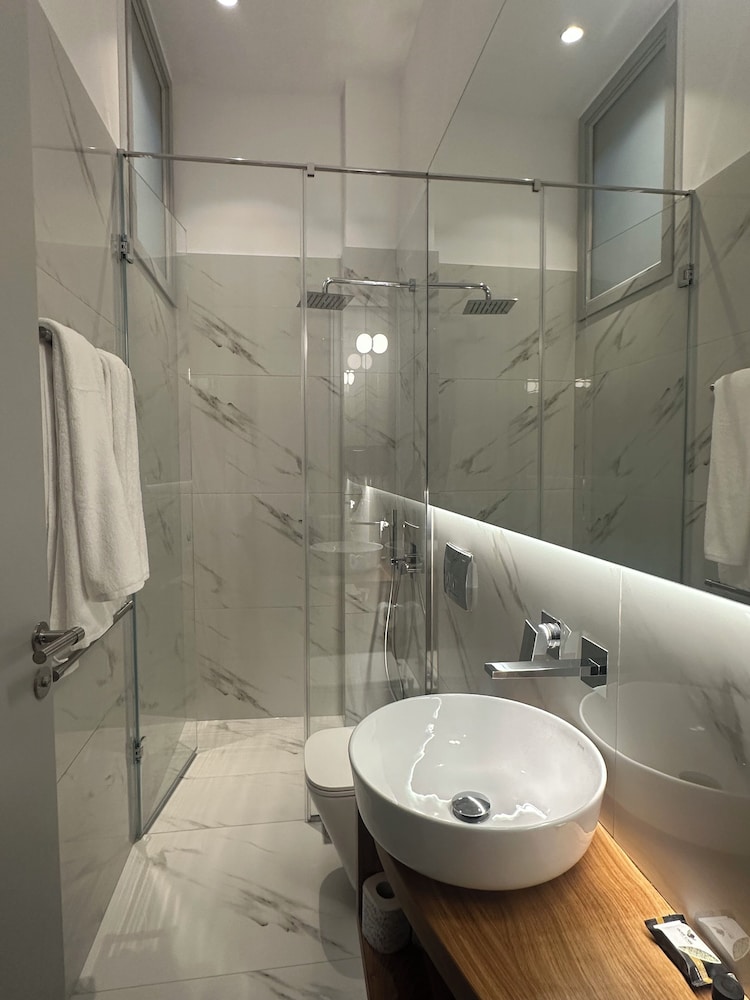 Amalie Suites