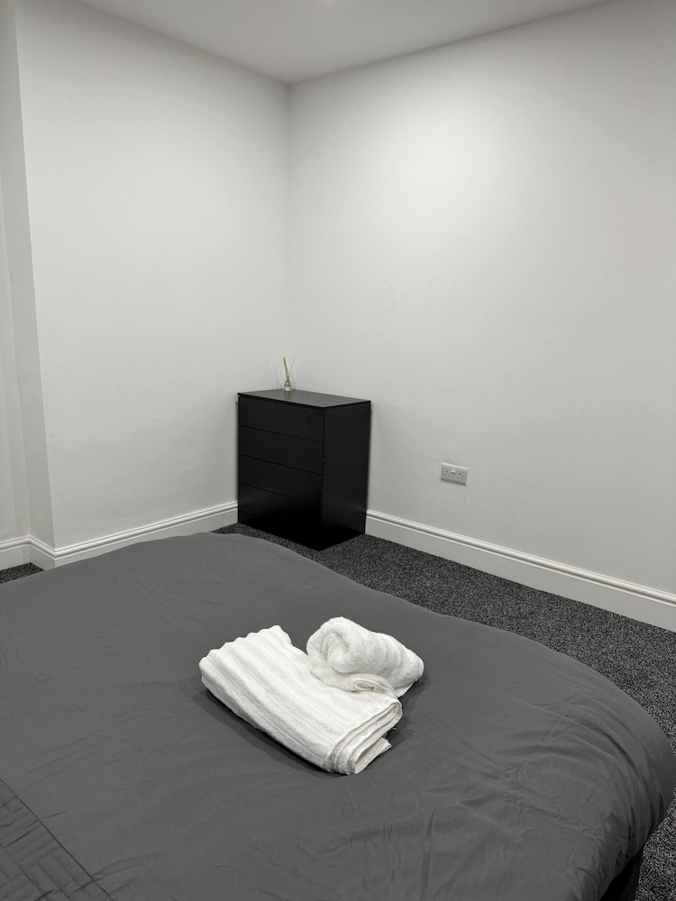 Peaceful Luton Apartment With Electric Heating & Wifi