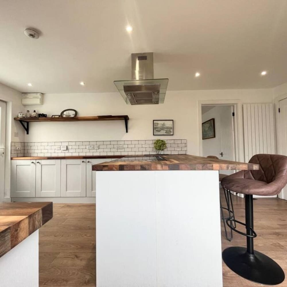 Bright 3bed Bungalow Porthlevan view 2