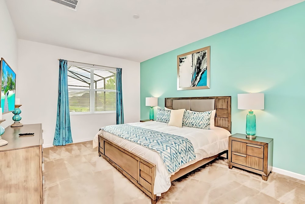 Upstay Lakefront Home w Pool Cinema, Games, BBQ