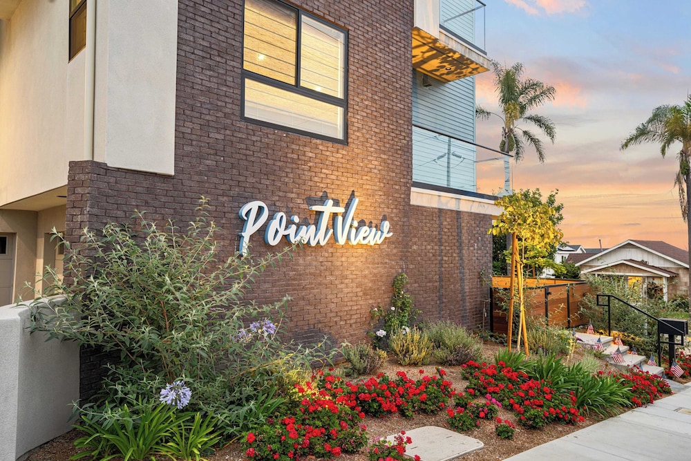 2 Homes in San Clemente by Avantstay Sleeps 26, Steps From Sunset Cliffs, Ocean Beach & Dining