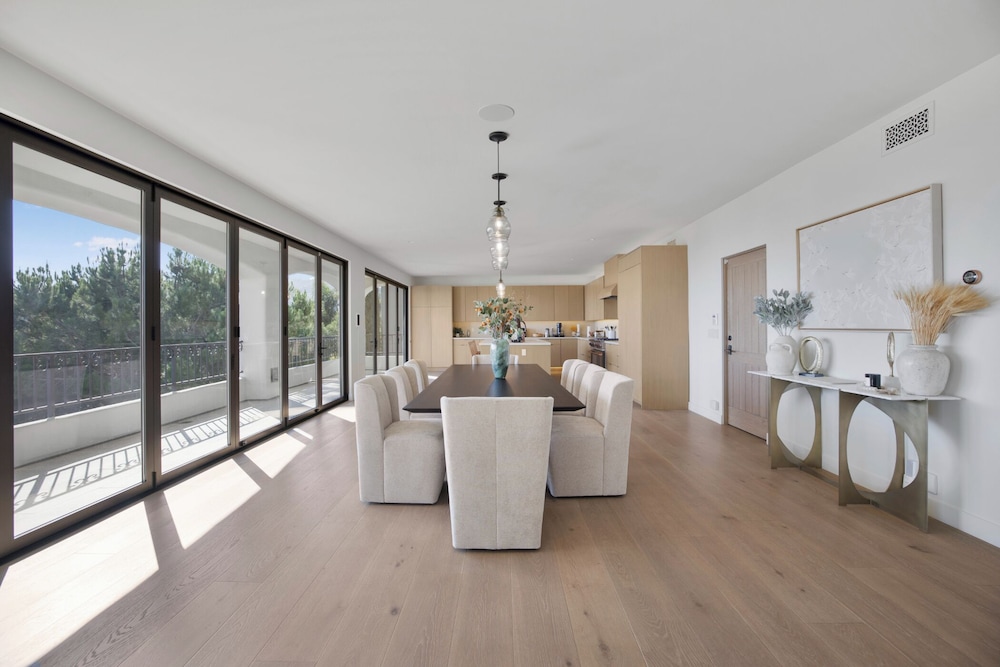 Villa Solea - Mulholland Retreat w/ Pool, Spa & Iconic LA Views