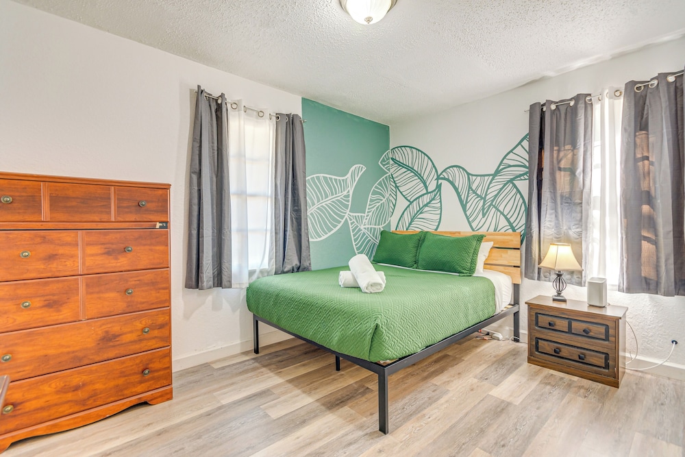 4 Mi to Beach: Spacious Fort Walton Beach Retreat!