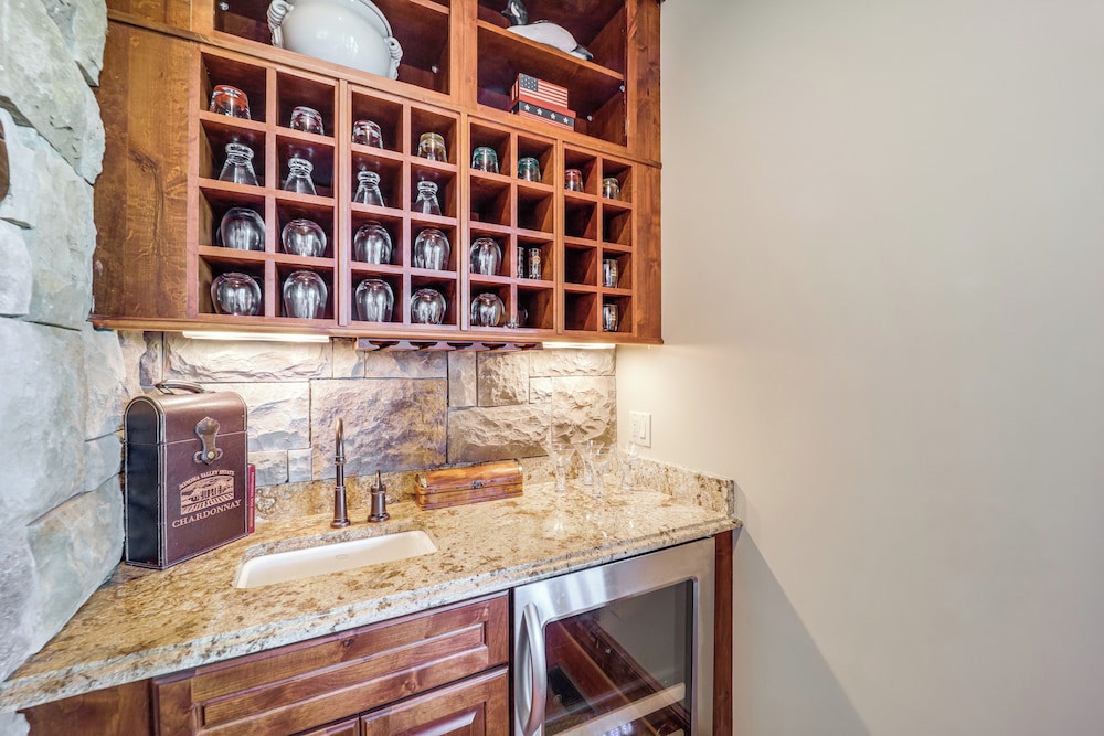 Hot Tub + Stunning Views: Luxury Beech Mtn Escape!