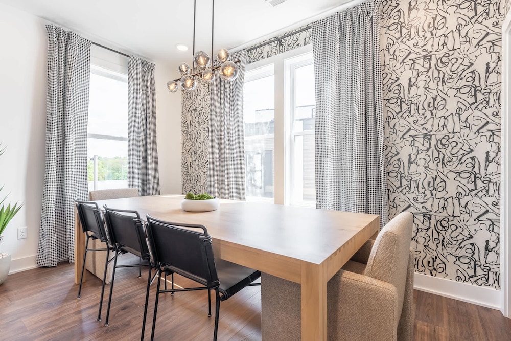 Luxe 4BR With Fire Pit Grill and City Views