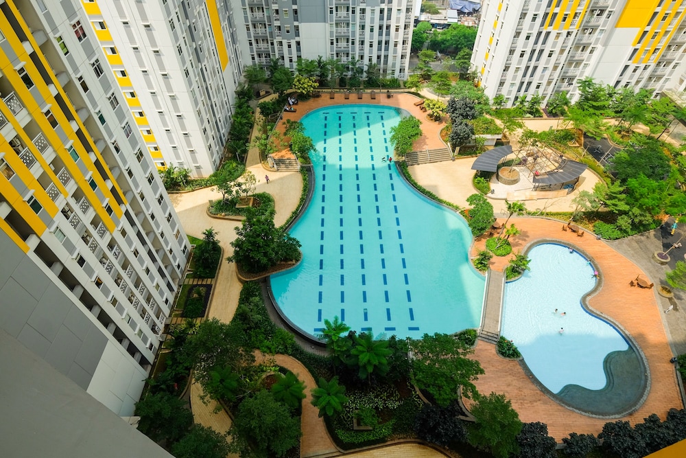 Deluxe Studio Apartment @ Springlake Summarecon view 3
