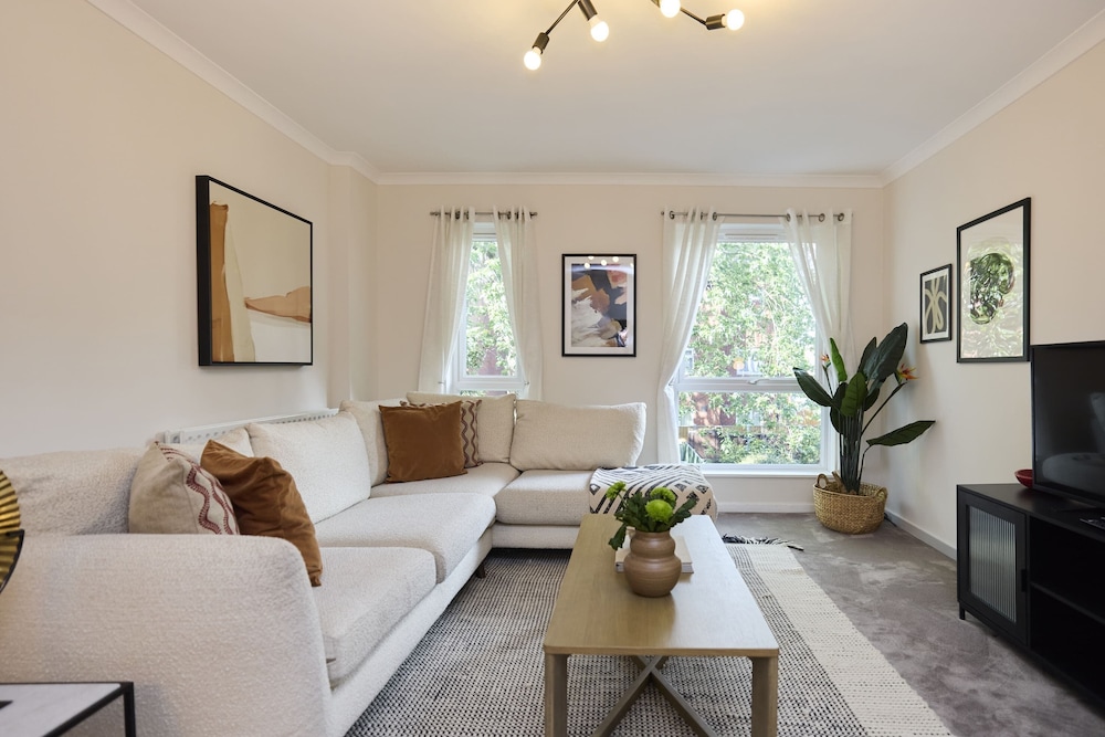 Chiswick Townhouse with Garden & Parking