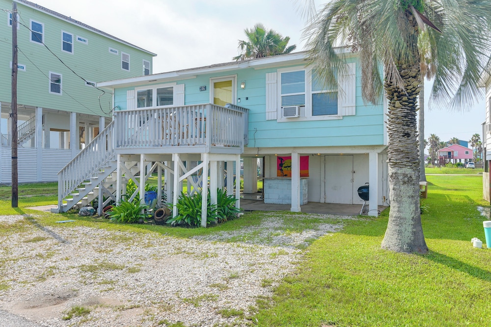 Walk to Beach: Galveston Family Getaway w/ Patio