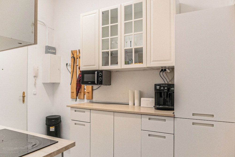Charming 2BR Apt in Prime Location