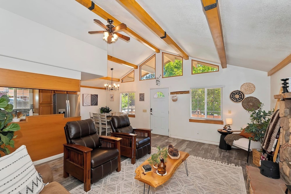 Bear Cub Cottage with HotTub & Firepit
