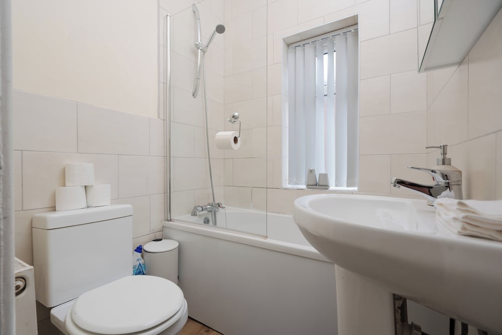 Spacious 4-bedroom Manchester Retreat With Garden