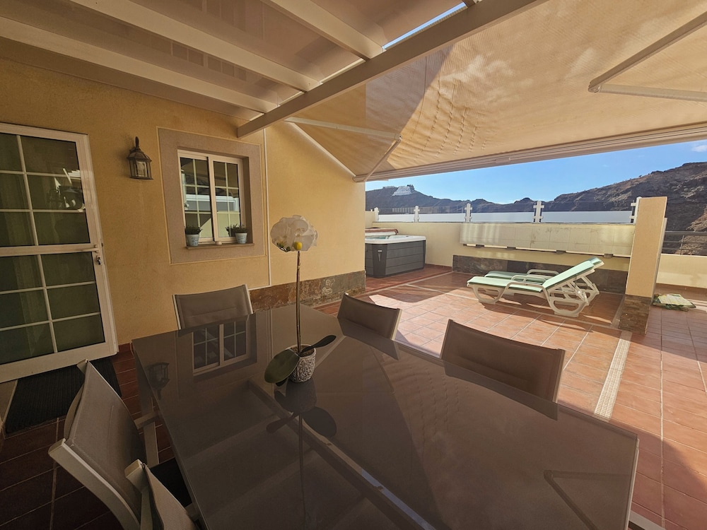 Comfortable Modern House With Jacuzzi, and Access to Swimming Pool