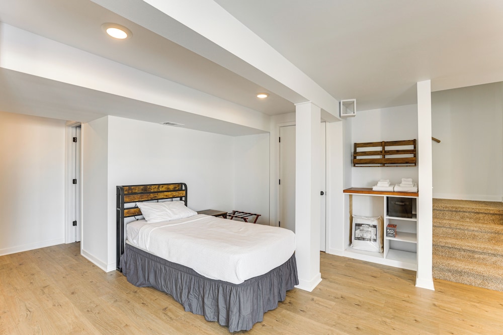 10 Mi to Dtwn Madison: Home w/ Large Yard!