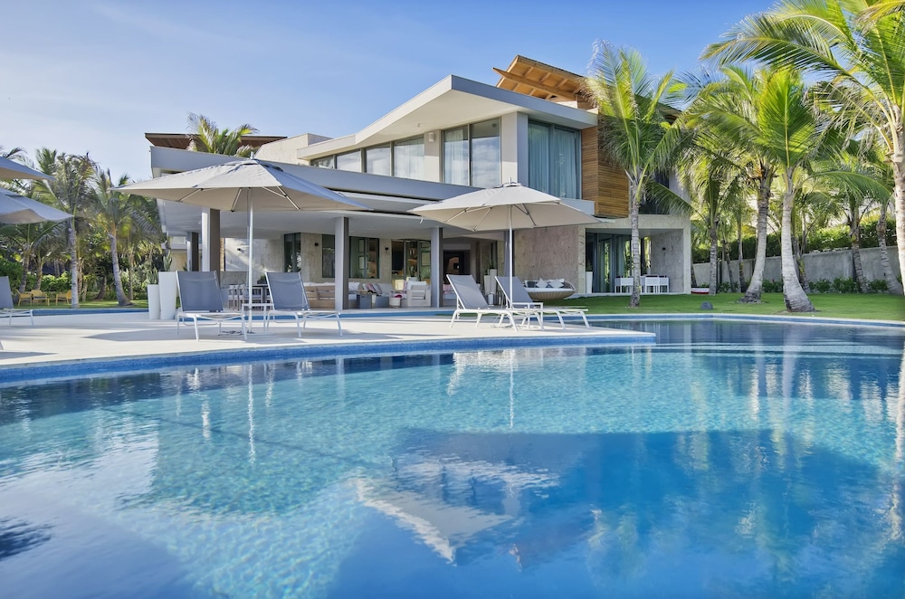 Exquisite Villa w Stunning Ocean Views Gym Golf