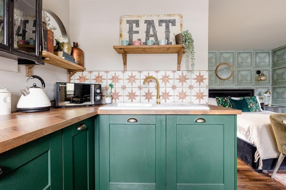 1 Bed Studio Sleeps 2 -patio -garden -dogs Ok view 3