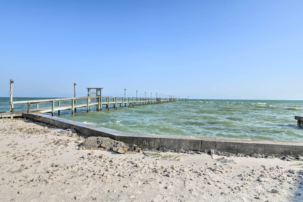 Beachy Rockport Condo w/ Pool & Fishing Pier! view 4