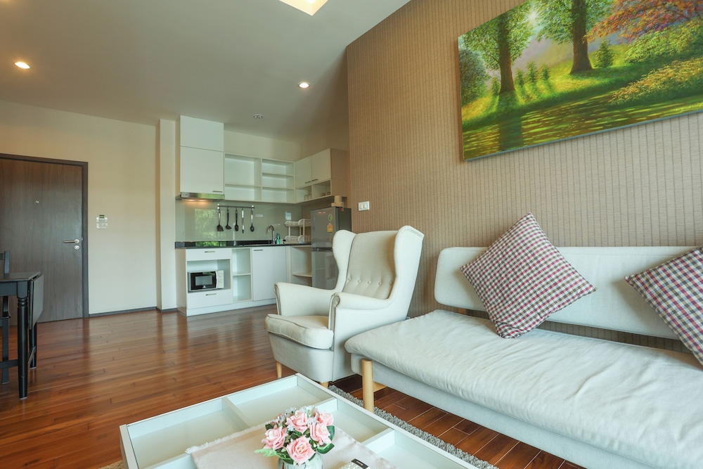Chic Condo Just 100m from the Shore c130
