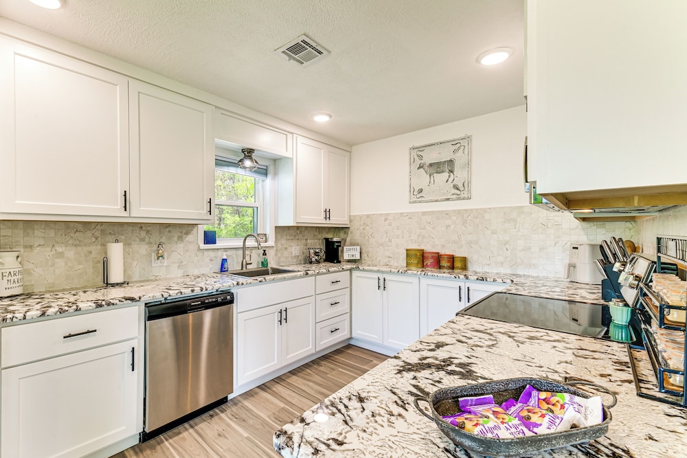 5 Mi to Lake Texoma: Wooded Retreat on 3 Acres!