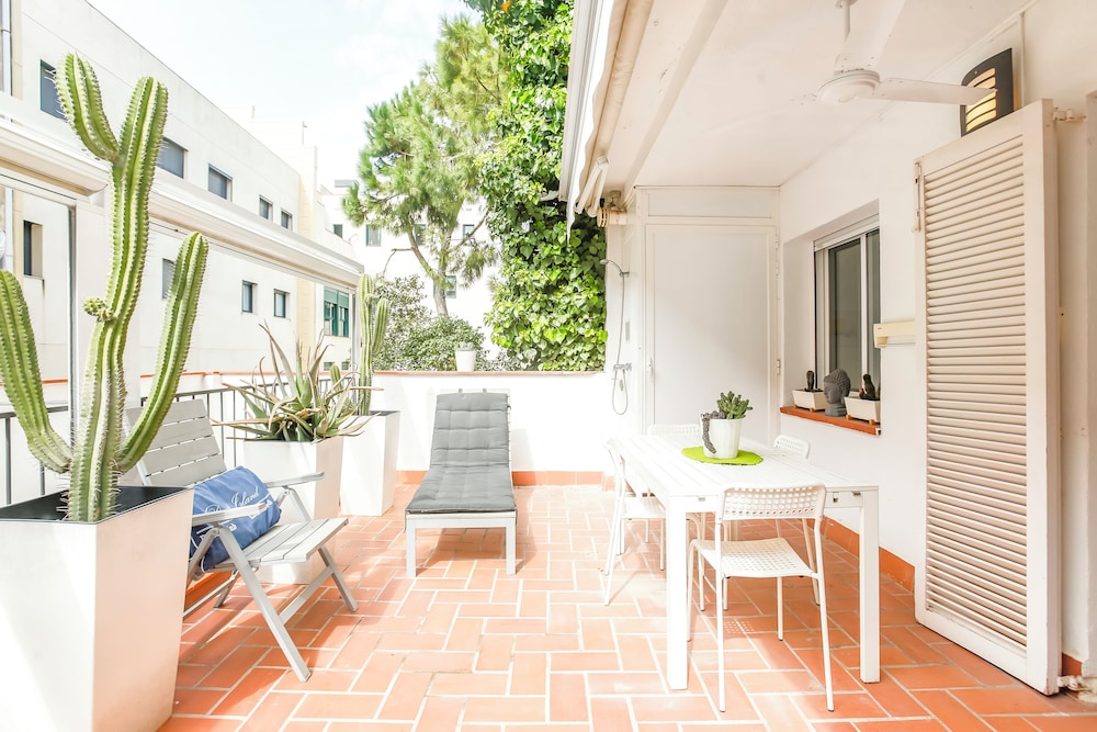 Cuban Green Terrace Apart -1st Floor-center