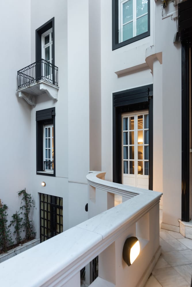33 Solonos Suites