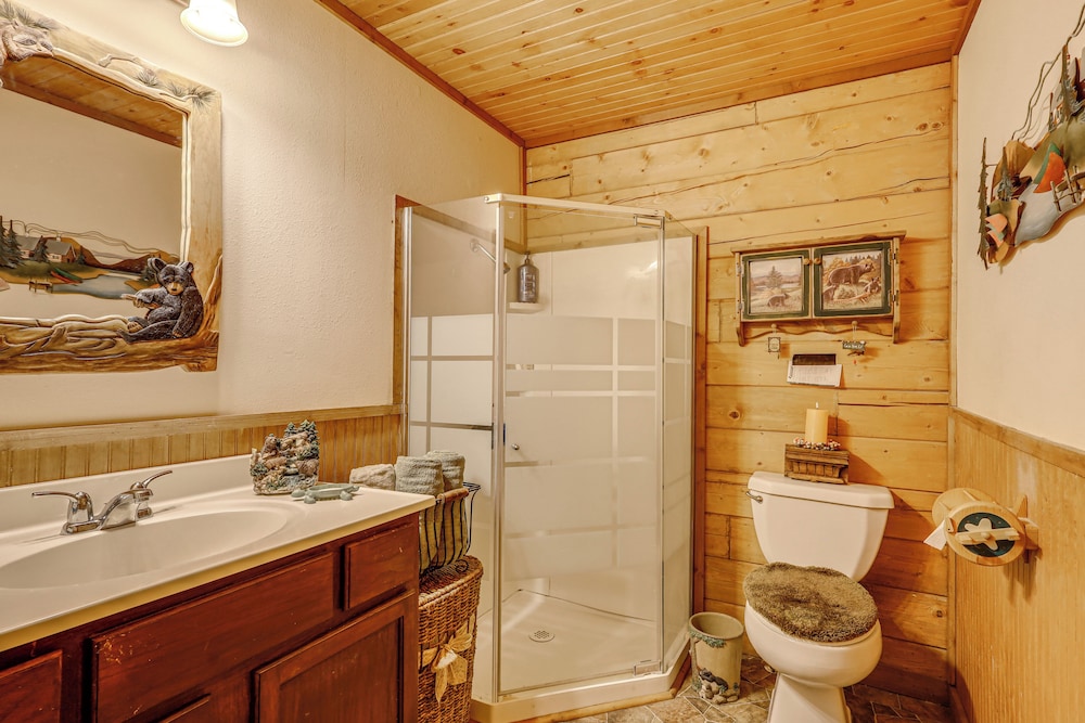Private Pool: Fun Riverfront Retreat in Hamilton!