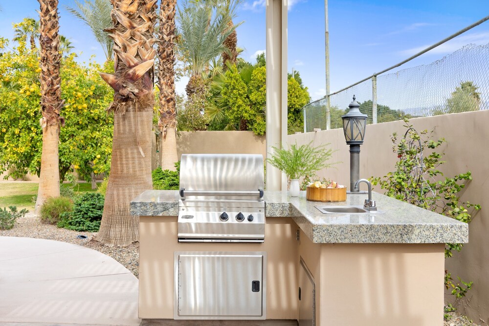 Casa Palmera by Avantstay Entertainer's Oasis w/ Guesthouse view 3