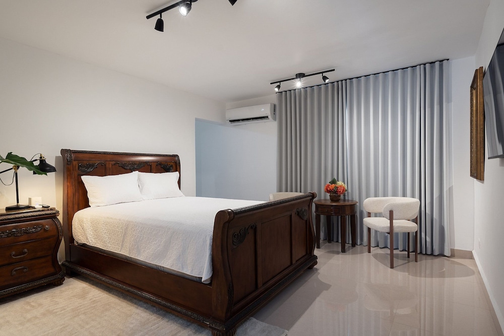 Plaza Colonial Residence By YellowKey