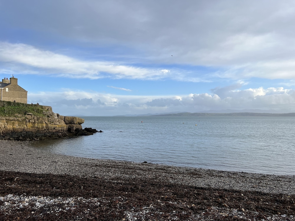 3 Bedroom Bungalow Moelfre- Private Garden,parking view 3