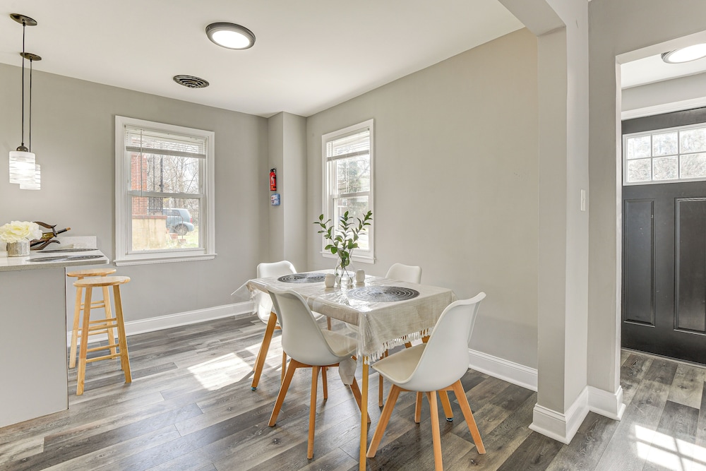 4 Mi to Universities: Quaint Parkville Apartment!
