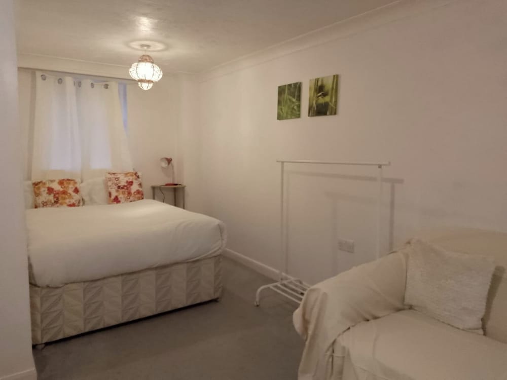 Apartmentsleeps4-parking-nearhuntington-petsok