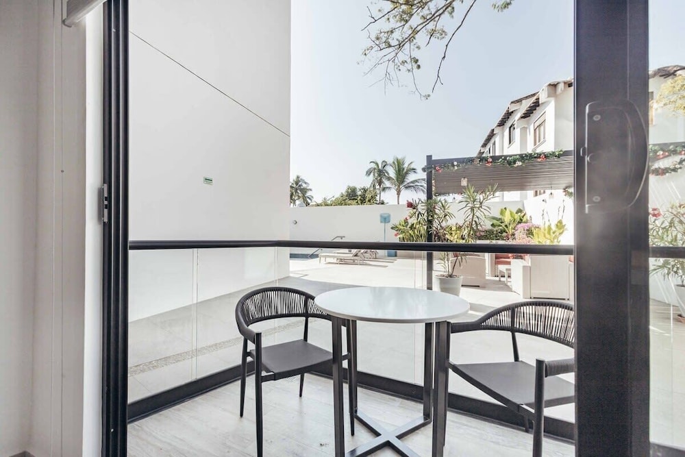 Cozy 2BR House 2 min to the Beach - Pool - Terrace