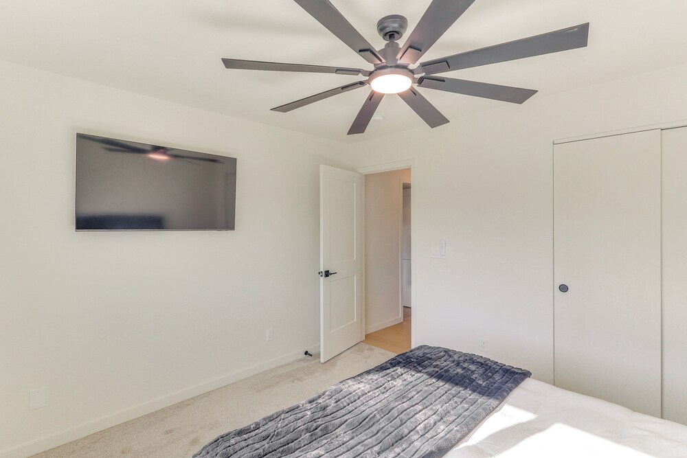 2 Mi to Windsor Beach! Updated, Sleek Family Home