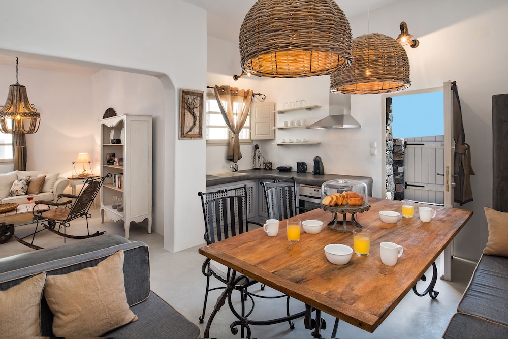 Rock Villas - Emporio | Pool, Jacuzzi, Castle View