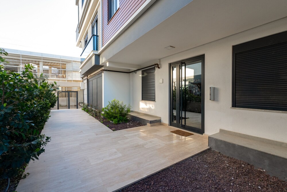 Modern Flat w Patio and Garden 5 min to Lara Beach