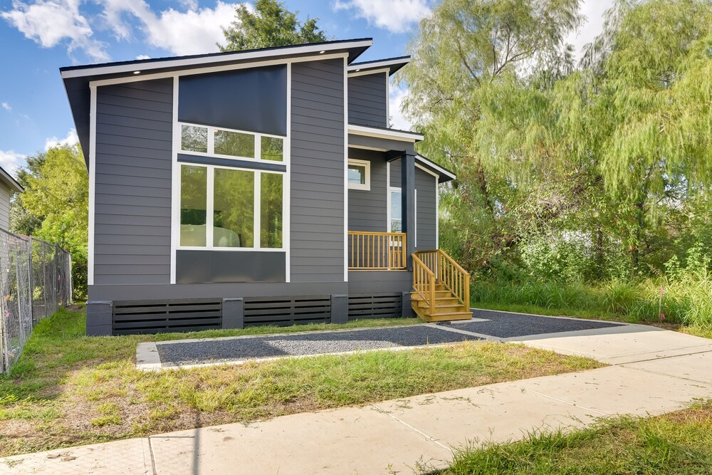 Pet-friendly Houston Home ~ 3 Mi to Downtown! view 5