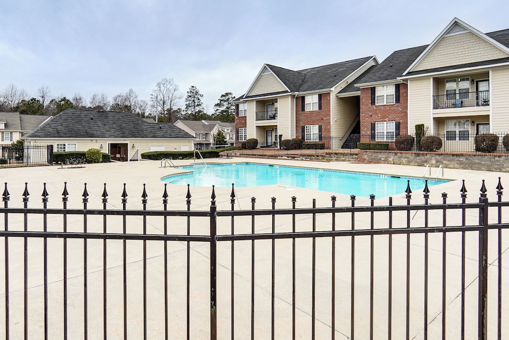 9 Mi to Dtwn Fayetteville: Condo w/ Pool Access!