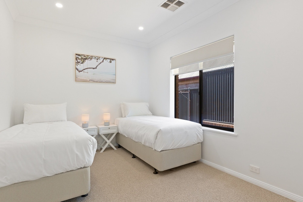 Quiet 2-bed Retreat With Private Courtyard