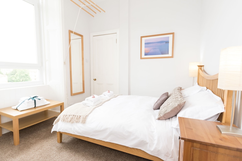 Beautiful City Center 2 Bed Apartment with Park View view 5