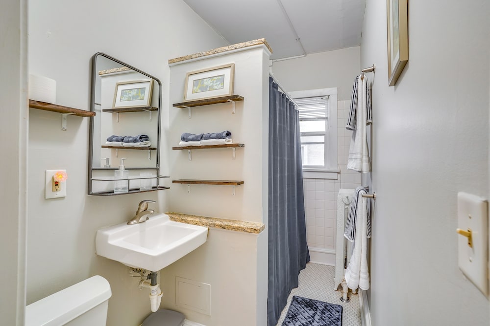 Cozy Minneapolis Apartment, 1 Mi to Downtown!