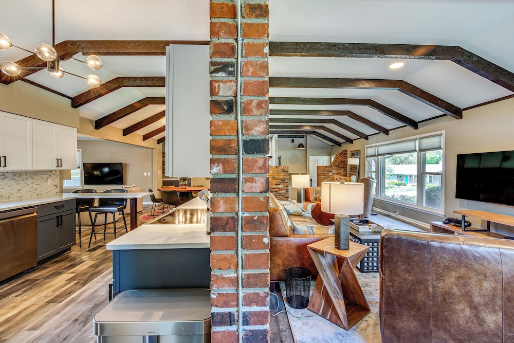Chic Family-friendly Home in Riverside: 7 Mi to KC