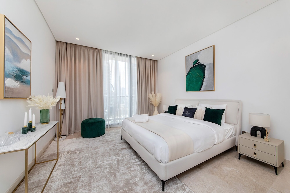 Luxe 3BR with Burj Khalifa view
