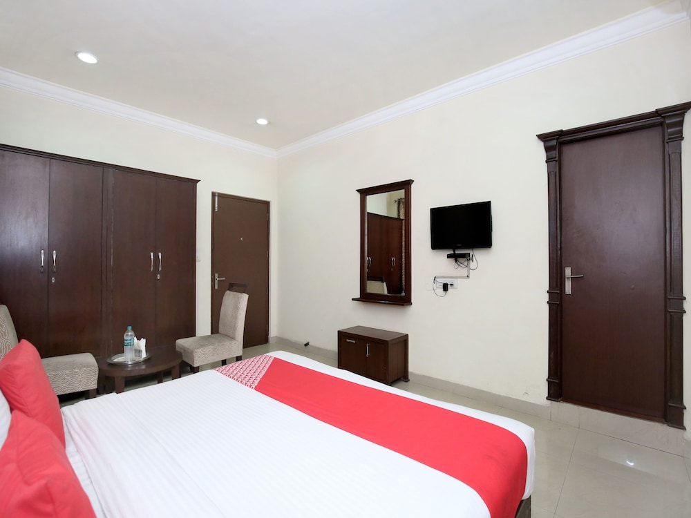 OYO 12989 White Diamond Hotel