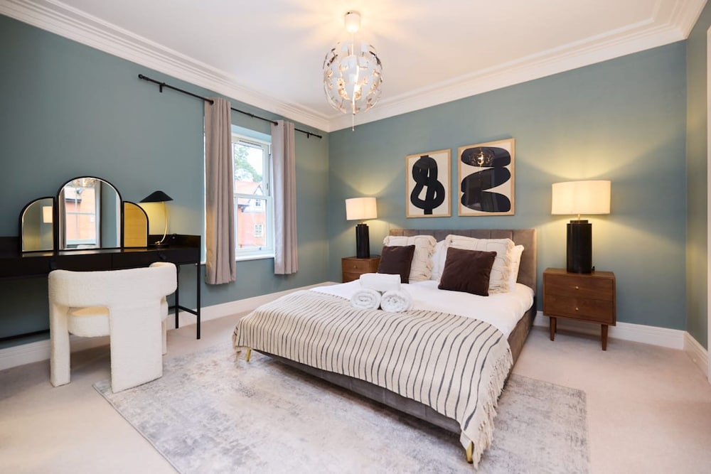 The Ascot Escape - Stylish 4bdr With Courtyard
