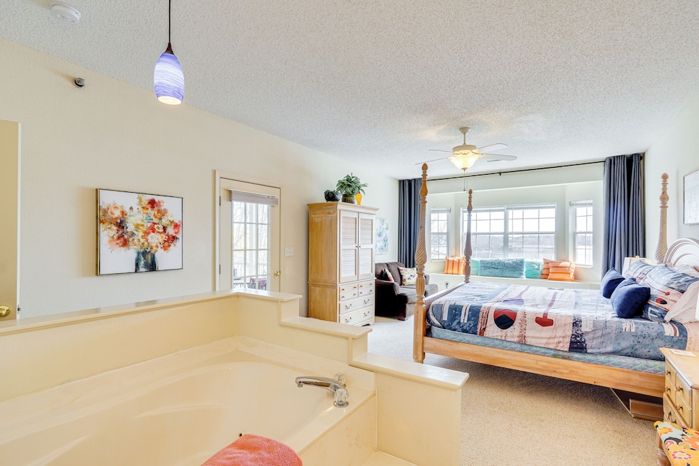 Waterfront Condo w/ Pool on Lake of the Ozarks
