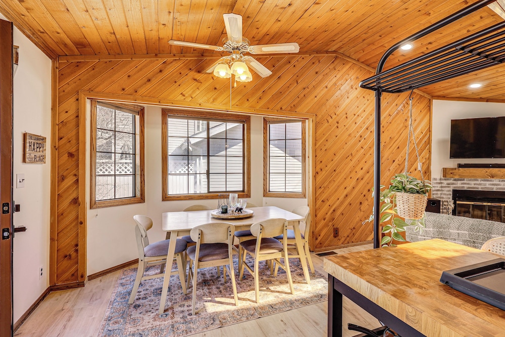 8 Mi to Big Bear Lake: Cabin w/ Deck & Fireplace