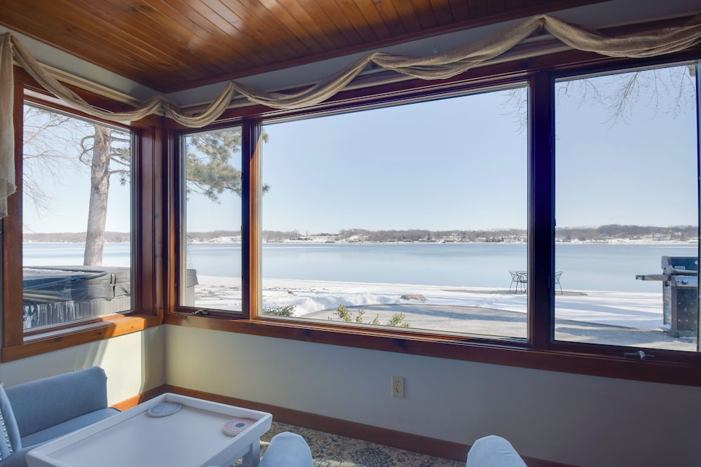 Steps to Mississippi River: Hot Tub Haven!