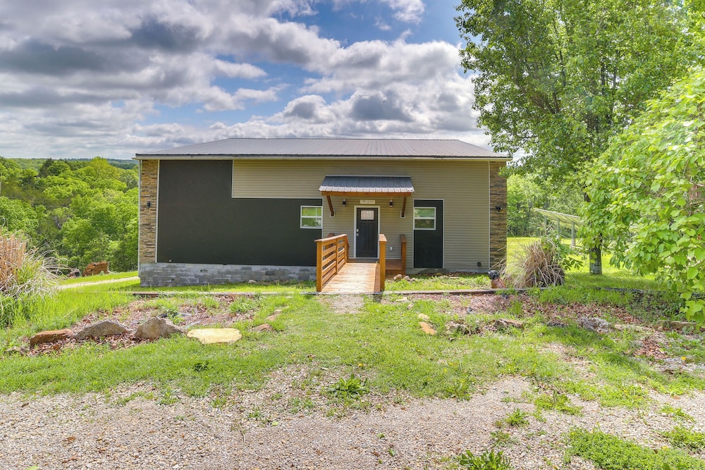 Lake Taneycomo Views: Family-friendly Cabin!
